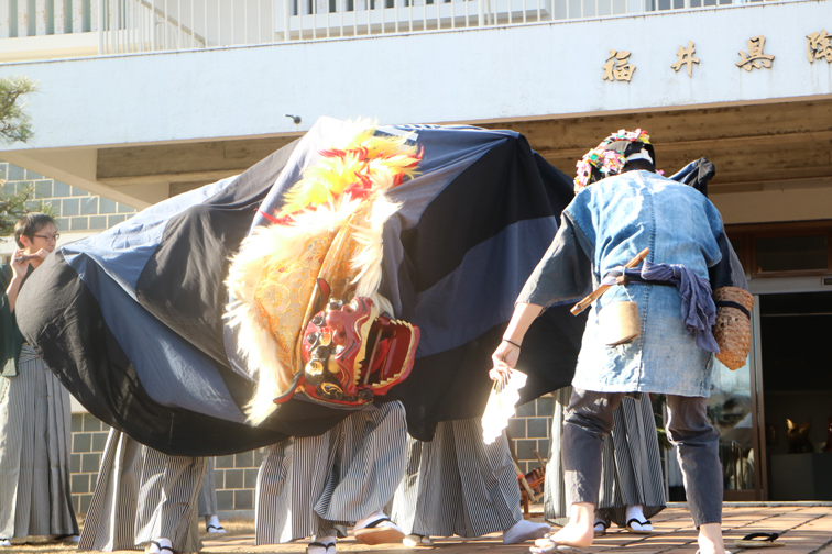 福井県陶芸館の獅子舞の様子