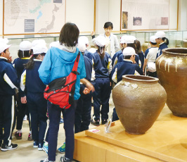 資料館見学の様子