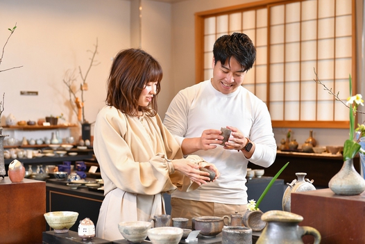 福井県陶芸館 越前焼セレクトショップClaysの様子